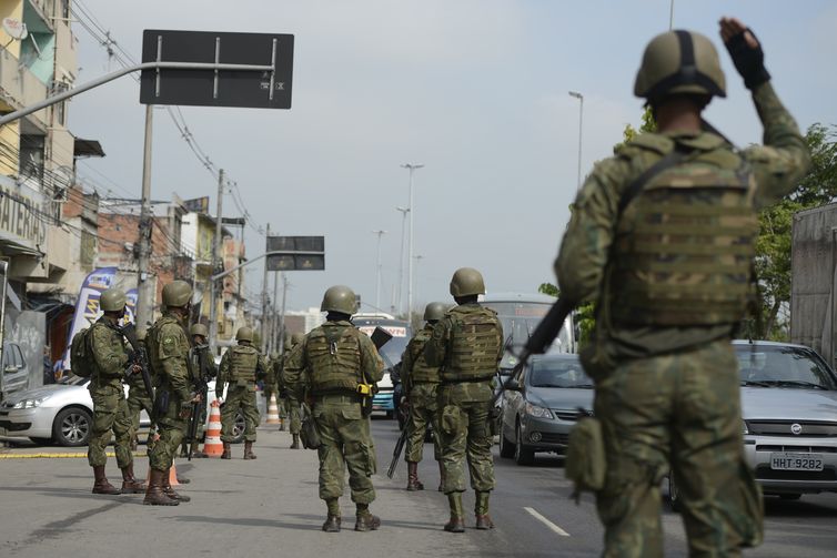 ForÃ§as Armadas e policiais fazem operaÃ§Ãµes na comunidade da GardÃªnia Azul, regiÃ£o de JacarepaguÃ¡, na zona oeste do Rio de Janeiro.