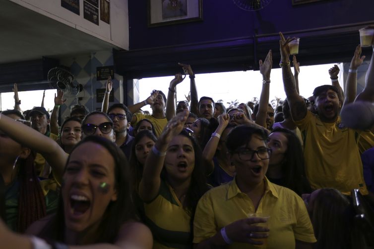 Brasilienses assistem jogo entre Brasil x SÃ©rvia em bares da capital federal.