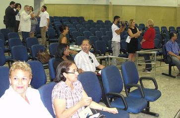 Participantes de Marabá e da EBC preparam-se para acompanhar o início da Audiência Pública (Foto: Luciana Couto/Rádio Nacional da Amazônia)