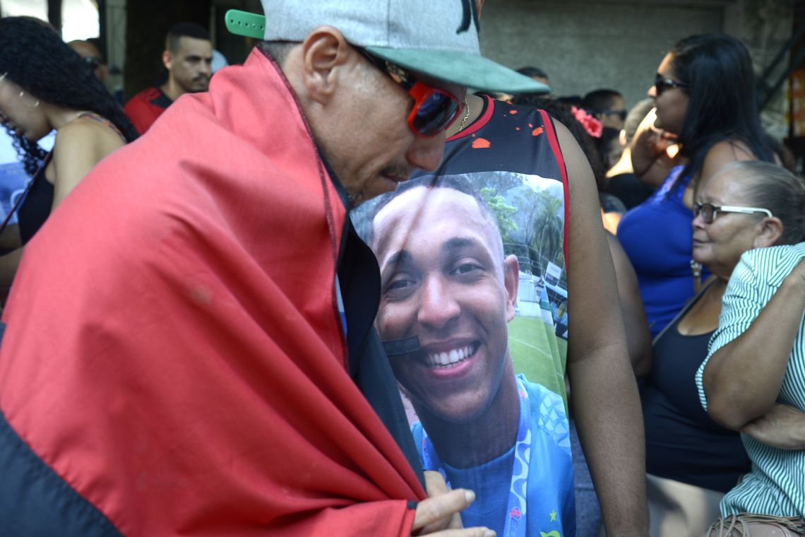 Tânia Rêgo/Agência Brasil Sepultamento do corpo do goleiro do Flamengo, Christian Esmério, de 15 anos, no Cemitério de Irajá. O atleta foi um dos 10 mortos no incêndio de sexta-feira (8) em um dos alojamentos do Ninho do Urubu.