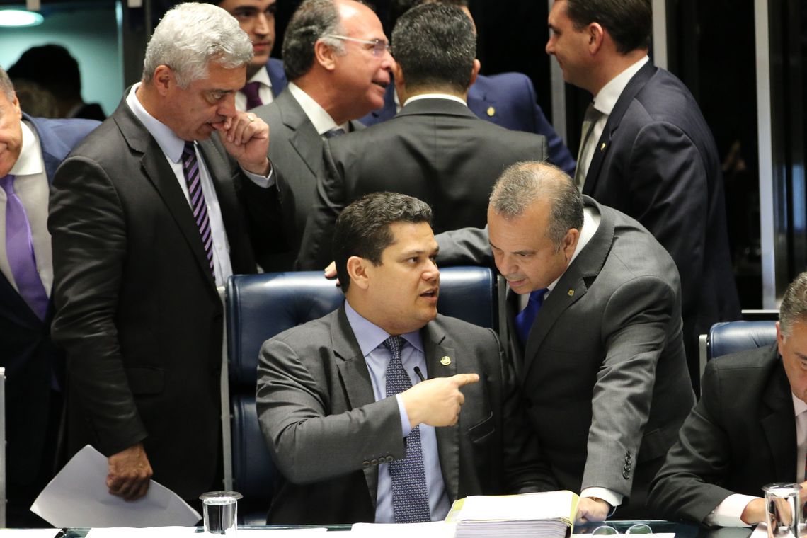 O presidente do Senado, Davi Alcolumbre, e o secretário especial de Previdência e Trabalho, Rogério Marinho, durante sessão plenária do Senado para analisar a Medida Provisória (MP) 871/19, que busca coibir fraudes no INSS.