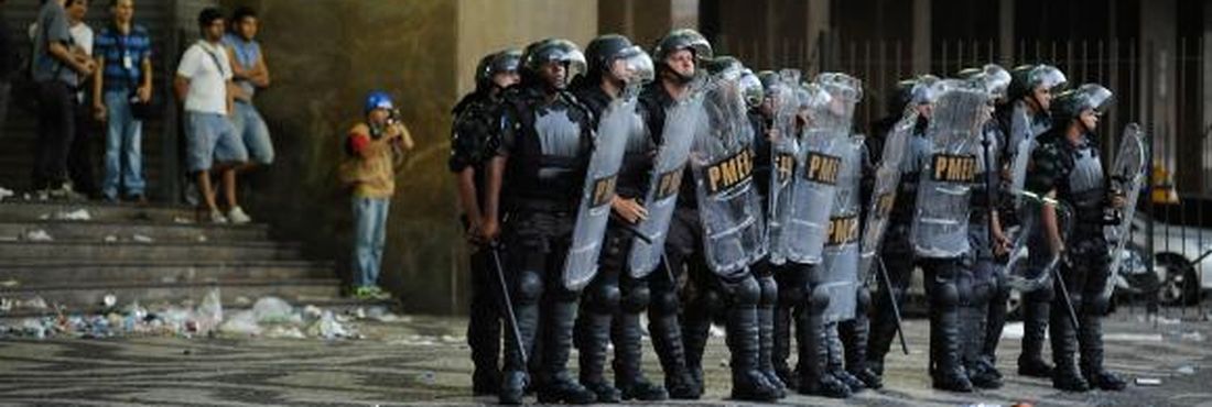 Policiamento é reforçado por causa de protesto Policiamento é reforçado por causa de protesto contra aumento de passagem na Central do Brasil, no Rio de Janeiro