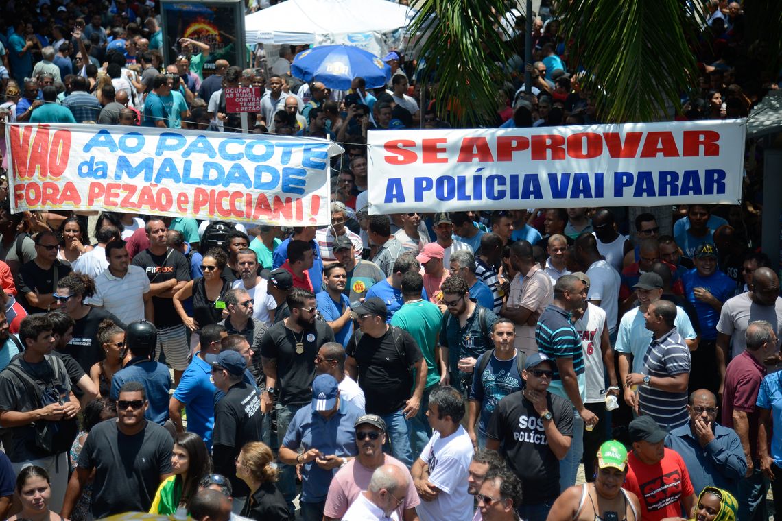 Tânia Rêgo/Agência Brasil Rio de Janeiro - Servidores protestam contra o pacote de cortes do governo do estado em frente ao prédio da Alerj (Tânia Rêgo/Agência Brasil)