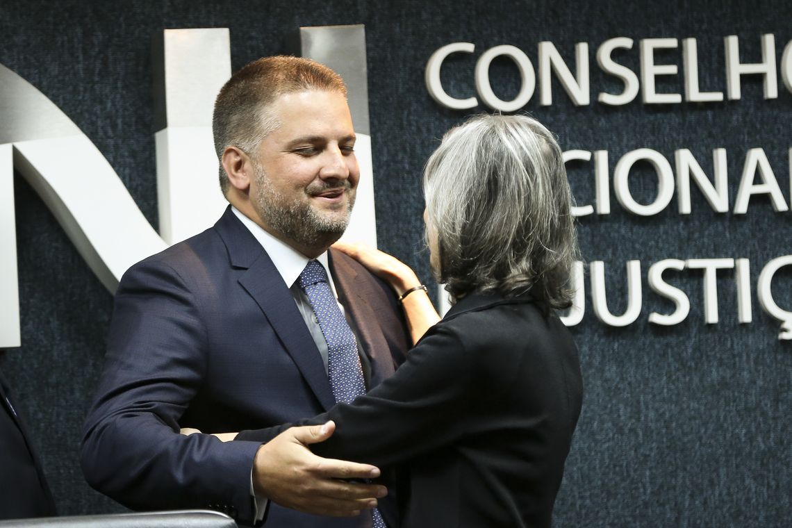 Marcelo Camargo/Agência Brasil Brasília - A presidente do CNJ e do STF, Cármen Lúcia, cumprimenta o novo conselheiro empossado André Luis Guimarães Godinho (Marcelo Camargo/Agência Brasil)
