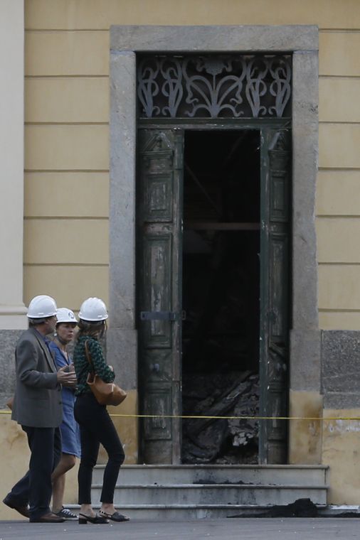 Fernando Frazão/Agência Brasil A chefe da missão da Unesco, Cristina Menegazzi (de vestido), chega para avaliar o resgate nos escombros e reconstrução do patrimônio no Museu Nacional do Rio de Janeiro, após o incêndio.