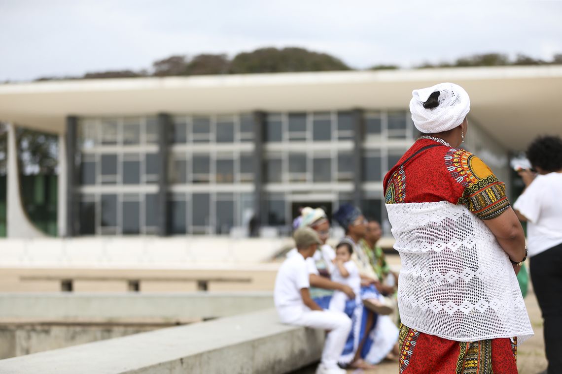 Marcelo Camargo/Agência Brasil Praticantes de religiões de matriz africana aguardam o início do julgamento, no STF, de recurso sobre a constitucionalidade do sacrifício de animais em cultos.
