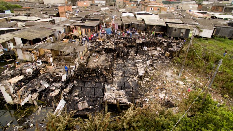 Incêndio na Vila Esperança destruiu 17 casas 