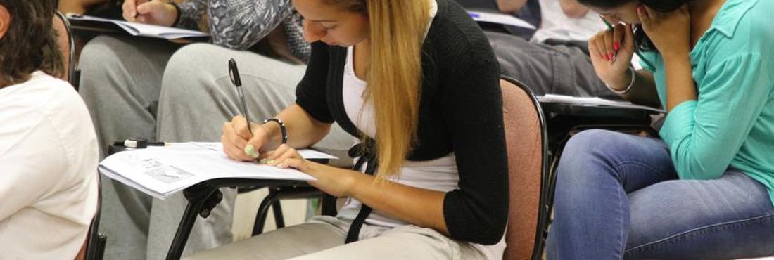 Estudantes fazem provas Estudantes fazem provas