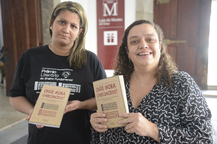 A professora Amanda Cristina Motta (E) e a diretora Carla Maria Mendonça Lima, da Escola Municipal Republica do Peru após solenidade de premiação da edição 2019 do Prêmio Literário do Ensino Fundamental que, este ano, teve como tema “Onde Mora