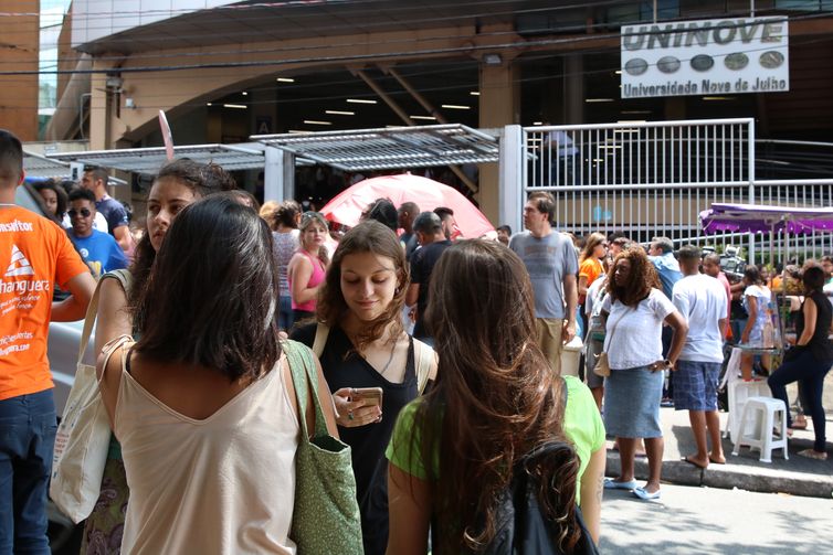 Candidatos chegam para o primeiro dia de provas do Exame Nacional do Ensino Médio na Universidade Nove de Julho, na Barra Funda, zona oeste.