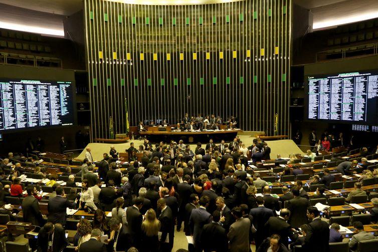Wilson Dias/Agência Brasil Plenário da Câmara dos Deputados aprova o texto-base da Medida Provisória (MP) 867/18, que prorroga o prazo de adesão do produtor rural ao Programa de Regularização Ambiental (PRA) até 31 de dezembro de 2020.