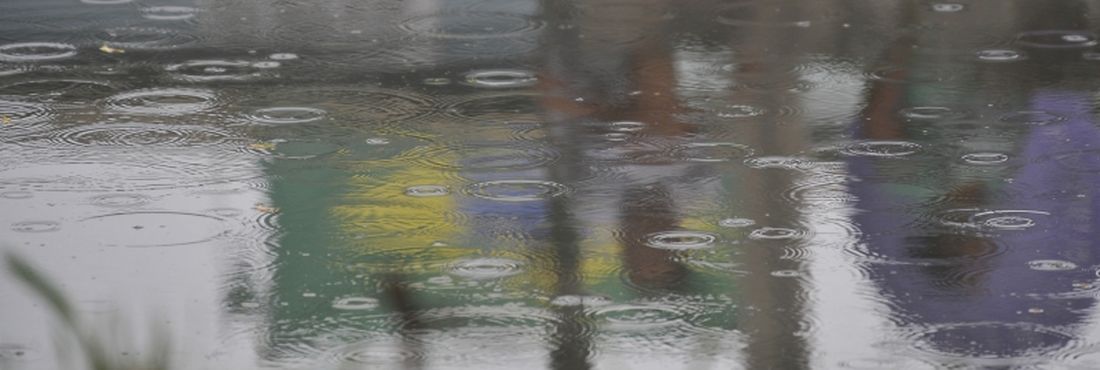 água água parada com gotas de chuva