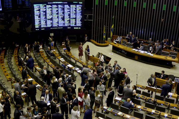 wdol abr1505182373 - Eleições, copa e festas juninas reduzem ritmo de votações no Congresso