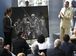 Brasília - O ministro da Justiça, Torquato Jardim, recebe fotografia feita por Sebastião Salgado durante a abertura da Semana do Índio (Marcelo Camargo/Agência Brasil)