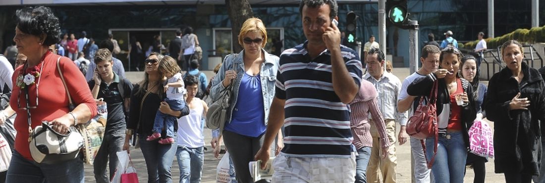 Brasileiros classe média Atualmente mais da metade da população brasileira fazem parte da classe média, o que significa um total de 104 milhões de brasileiros.