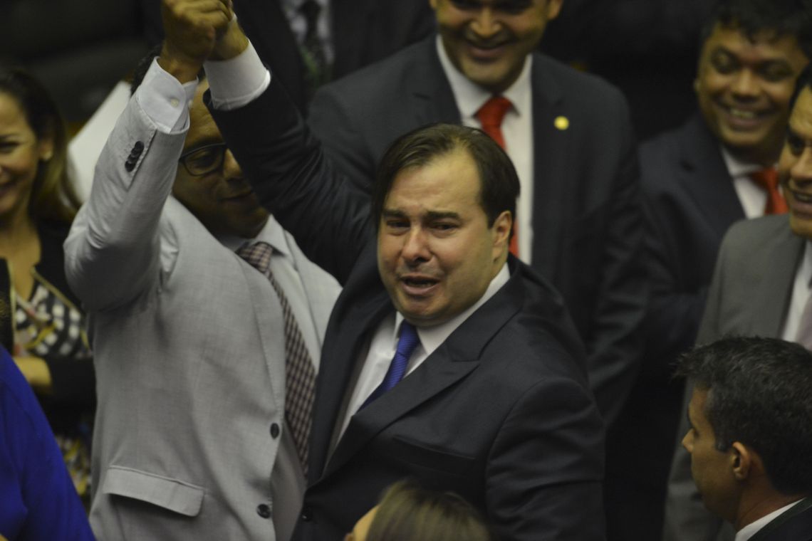 Valter Campanato/Agência Brasil Com 334 votos, o deputado Rodrigo Maia (DEM-RJ) foi reeleito presidente da Câmara dos Deputados em primeiro turno. O resultado foi bastante comemorado no plenário e Maia se emocionou