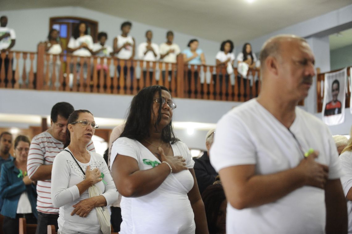 Tânia Rêgo/Agência Brasil Familiares e amigos das vítimas da tragédia de Realengo fazem uma celebração em memória dos jovens, na Igreja Nossa Senhora de Fátima. Na tragédia, doze jovens entre 13 e 16 anos morreram (Tânia Rêgo/Agência Brasil)