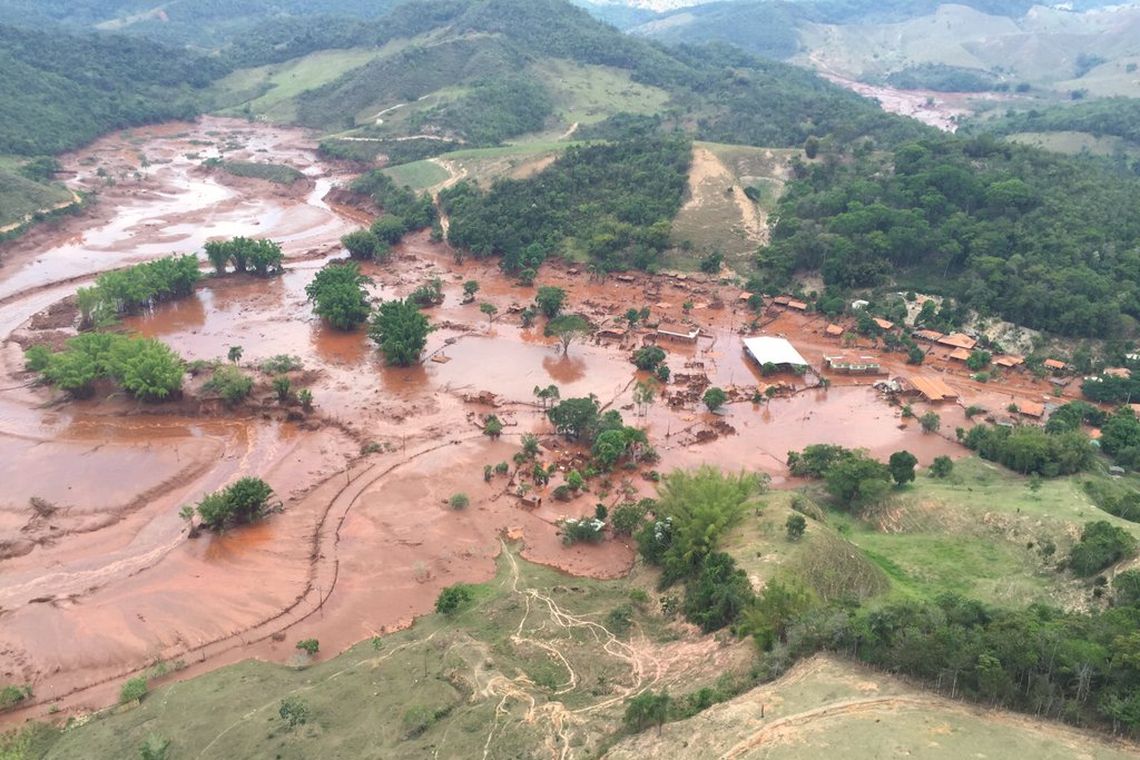 Corpo de Bombeiros/MG - Divulgação Mariana (MG) - barragem pertencente à mineradora Samarco se rompeu no distrito de Bento Rodrigues, zona rural a 23 quilômetros de Mariana, em Minas Gerais (Corpo de Bombeiros/MG - Divulgação)