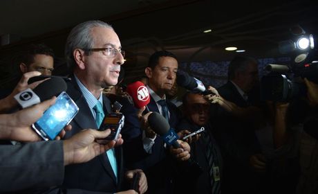 Eduardo Cunha fala com jornalistas
