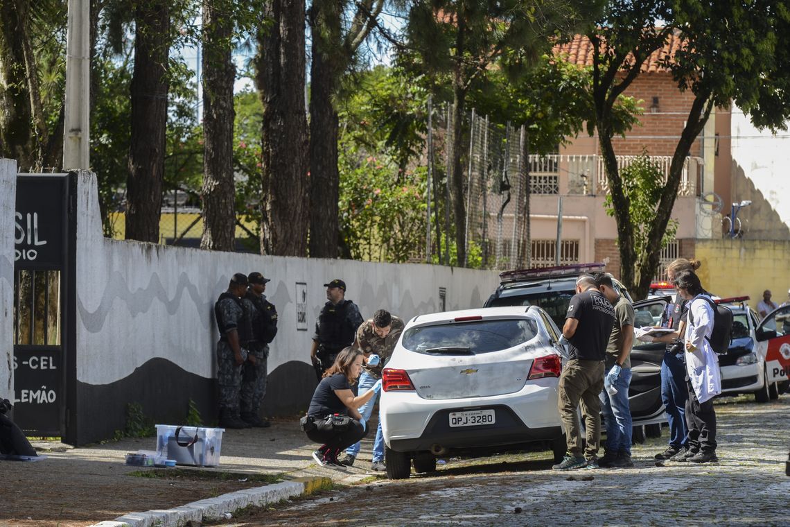 PerÃ­cia feita pela PolÃ­cia Civil no carro em que chegaram dois jovens armados e encapuzados que invadiram a Escola Estadual Professor Raul Brasil e disparam contra os alunos, em Suzano, SÃ£o Paulo.