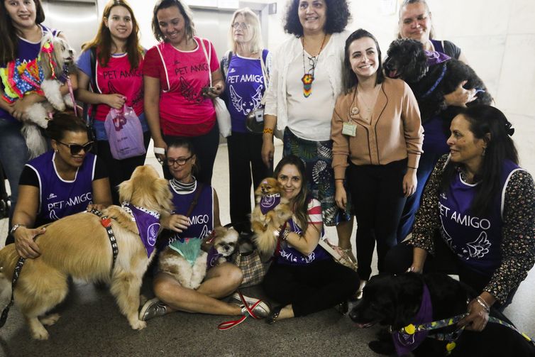 Valter Campanato/Agência Brasil Hospital recebe a visita de integrantes do projeto Pet Amigo