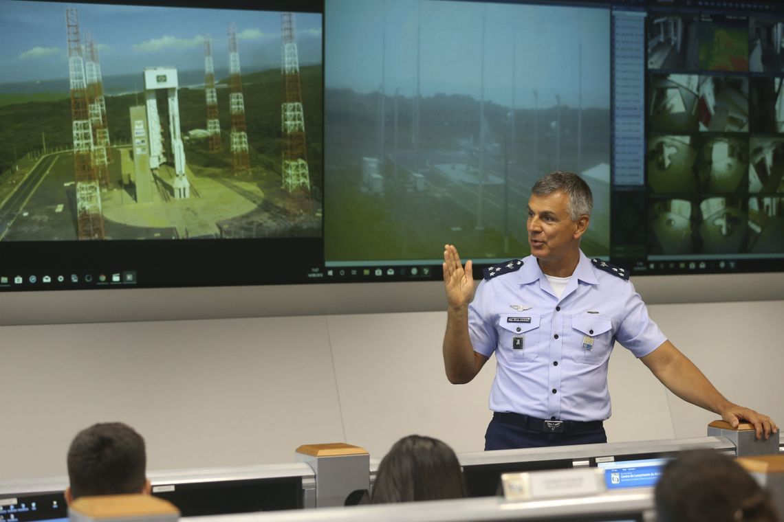Valter Campanato/Agência Brasil O major-brigadeiro Luiz Fernando de Aguiar, presidente da Comissão de Coordenação de Implantação de Sistemas Espaciais, durante coletiva de imprensa no Centro de Lançamento de Alcântara (CLA), no Maranhão