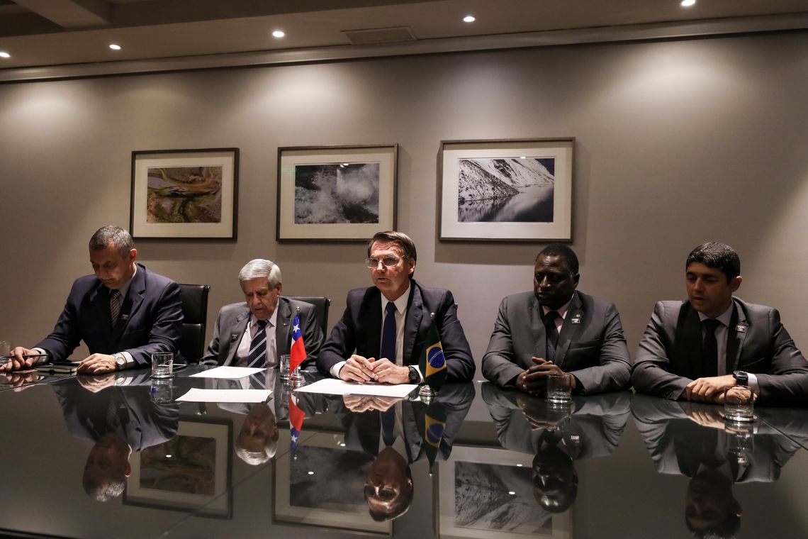 Marcos Corrêa/PR No Chile, o presidente Jair Bolsonaro faz transmissão ao vivo ao lado do porta-voz da Presidência, Rêgo Barros, do ministro Augusto Heleno (GSI), do deputado Hélio Bolsonaro e do ministro Wagner do Rosário (Transparência e CGU).
