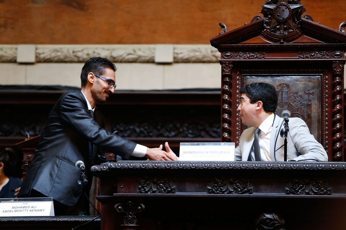 Tânia Rêgo/Agência Brasil Rio de Janeiro - Mohamed Ali Kenawy, imigrante sírio agredido em Copacabana recebe o título de cidadão fluminense, no Palácio Tiradentes, sede da Assembleia Legislativa do Estado do Rio de Janeiro (Tânia Rêgo/Agência Brasil)