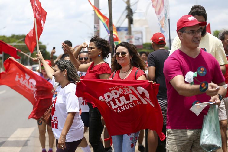 Apoiadores do candidato à Presidência da República, Fernando Haddad fazem caminhada no centro de Ceilândia.