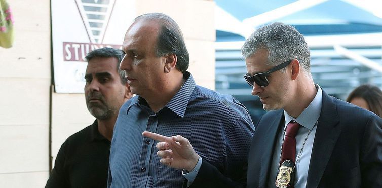 efe sayao pezaao - Após prisão, Pezão é levado para prédio da PF no centro do Rio