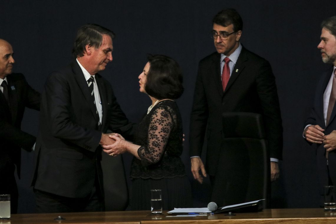 Wilson Dias/Agência Brasil Os presidentes da Câmara, Rodrigo Maia, da república, Jair Bolsonaro, e a procuradora Geral da República, Raquel Dodge, participam da cerimônia de posse dos novos procuradores da República, aprovados no último concurso público para