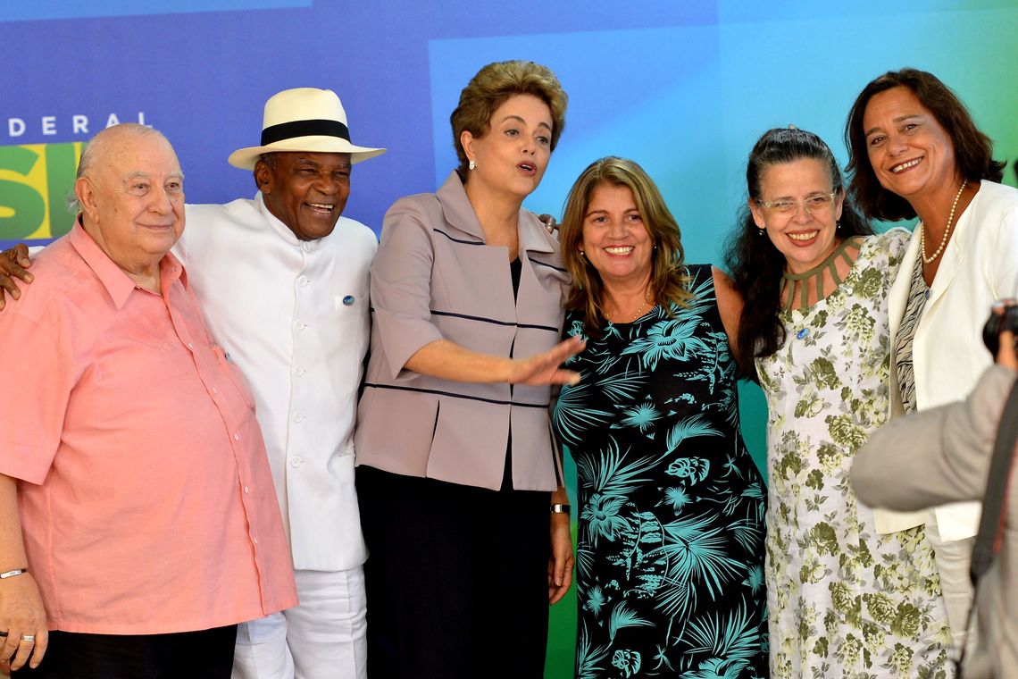 Antonio Cruz/Agência Brasil Brasília - A presidenta Dilma Rousseff, durante cerimônia no Palácio do Planalto, recebe apoio de intelectuais e artistas contra o processo de impeachment (Antonio Cruz/Agência Brasil)