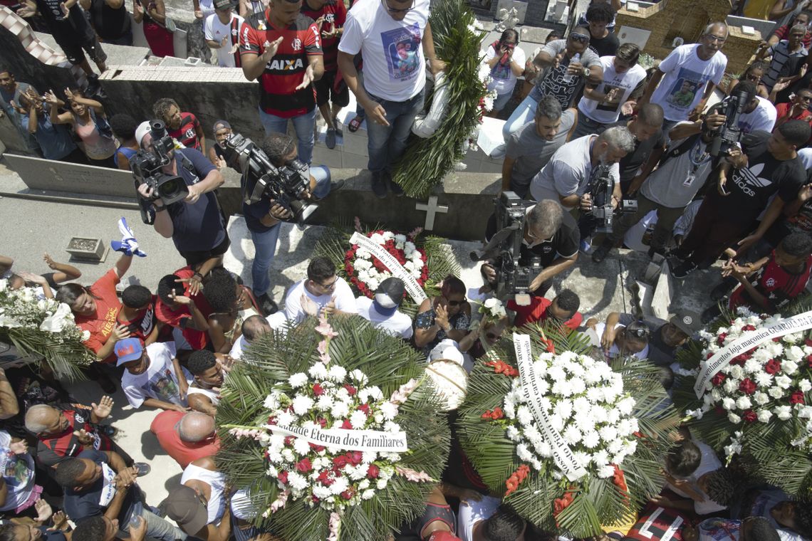 Tânia Rêgo/Agência Brasil Sepultamento do corpo do goleiro do Flamengo, Christian Esmério, de 15 anos, no Cemitério de Irajá. O atleta foi um dos 10 mortos no incêndio de sexta-feira (8) em um dos alojamentos do Ninho do Urubu.