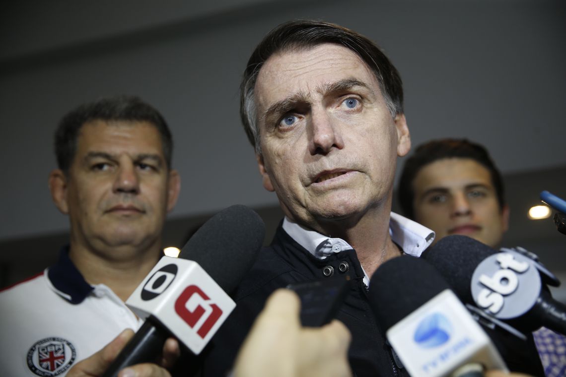 O candidato Jair Bolsonaro  (PSL) fala Ã  imprensa apÃ³s gravaÃ§Ã£o de campanha, no bairro Jardim BotÃ¢nico.