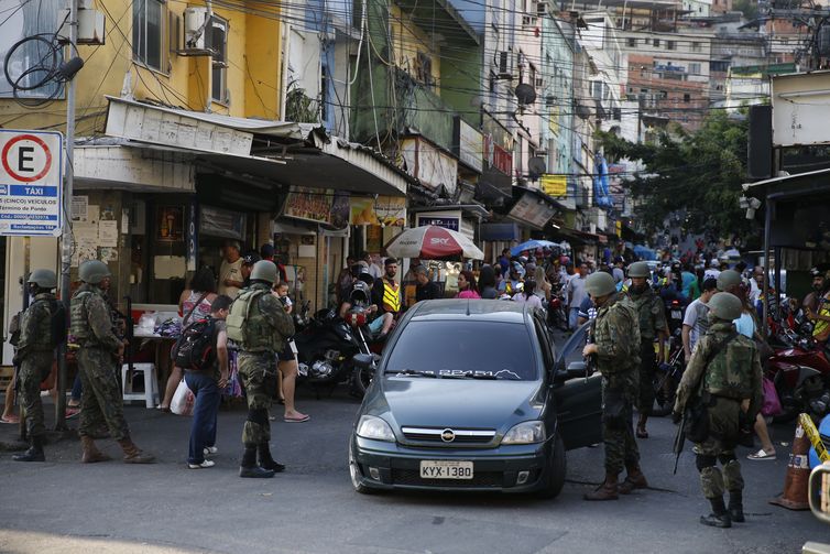 Rio de Janeiro - Militares continuam na favela da Rocinha para combater confrontos entre facções de traficantes de drogas (Fernando Frazão/Agência Brasil)/Fernando Frazão/Agência Brasil Rio de Janeiro - Militares continuam na favela da Rocinha para combater confrontos entre facções de traficantes de drogas (Fernando Frazão/Agência Brasil)