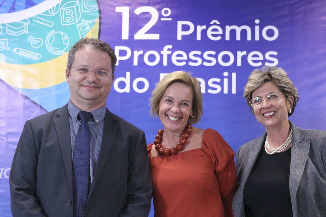 Valter Campanato/Agência Brasil A coordenadora de valorização, Saúde e Bem-estar dos Profissionais de Educação, Mara Silva André Ewbank, o secretario de alfabetização do MEC, Carlos Francisco de Paula Nadalim, e a professora Vandete Pereira Lima, durante o lançamento.