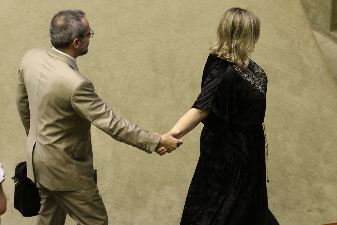 Fabio Rodrigues Pozzebom/Agência Brasil Ministro da Educação, Abraham Weintraub, e a líder do governo no Congresso, deputada Joice Hasselmann, na Câmara dos Deputados. O ministro vai detalhar como será feito o bloqueio de verbas de universidades públicas e institutos federais.