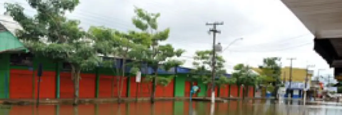Cheia do Rio Madeira prejudica ano letivo em Rondônia O nível do Rio Madeira continua subindo e atingiu hoje (25) a marca dos 18,5 metros. No total, 27 escolas ribeirinhas e 16 urbanas se transformaram em abrigos improvisados. Aproximadamente 7 mil alunos estão sem aula na capital rondoniense