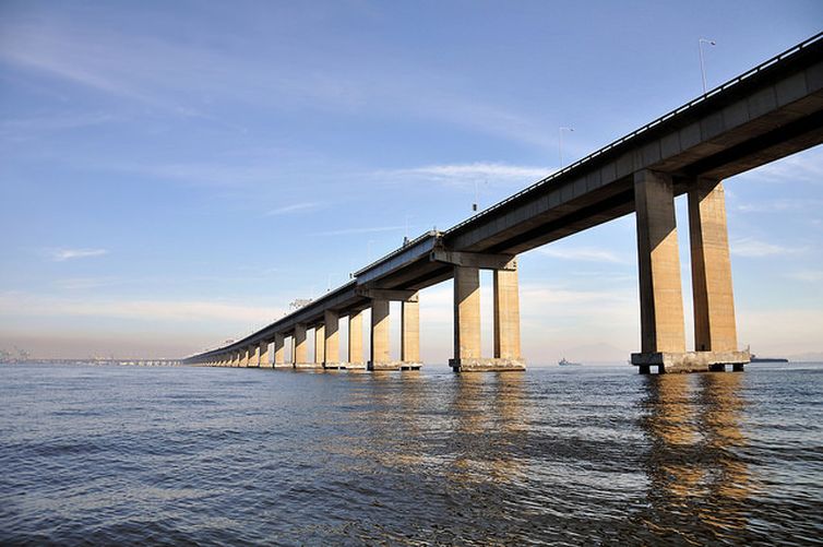 Indivíduo mantém reféns em ônibus na Ponte Rio-Niterói - Grupo Rio Claro SP Ponte Rio-Niterói - Rio de Janeiro