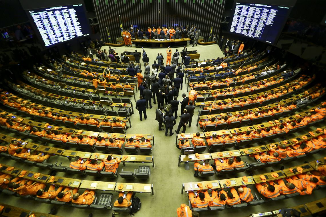 Marcelo Camargo/Agência Brasil Câmara dos deputados realiza sessão Solene em homenagem às vítimas, aos militares do Corpo de Bombeiros de Minas Gerais e demais profissionais que socorreram e resgataram as vítimas do Desastre de Brumadinho- MG