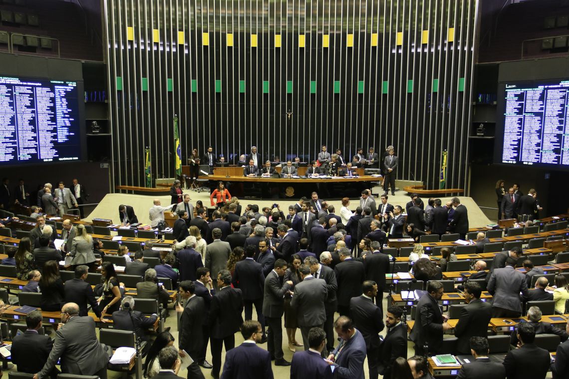 O plenário da Câmara aprovou, por 307 votos a 82, a convocação do ministro da Educação, Abraham Weintraub, para explicar aos parlamentares os cortes no orçamento das universidades públicas e de institutos federais.