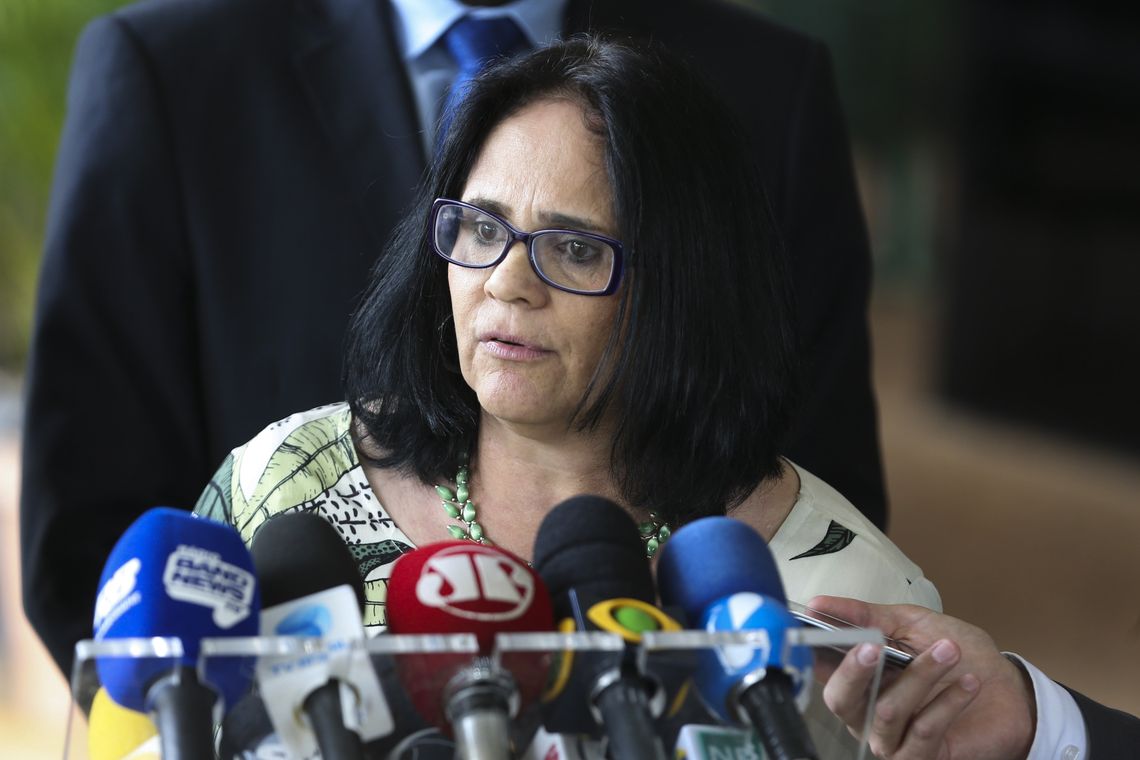 Valter Campanato/Agência Brasil Futura ministra da Mulher, Família e Direitos Humanos, Damares Alves, fala à imprensa no CCBB. Ela também ficará responsável pela Funai.