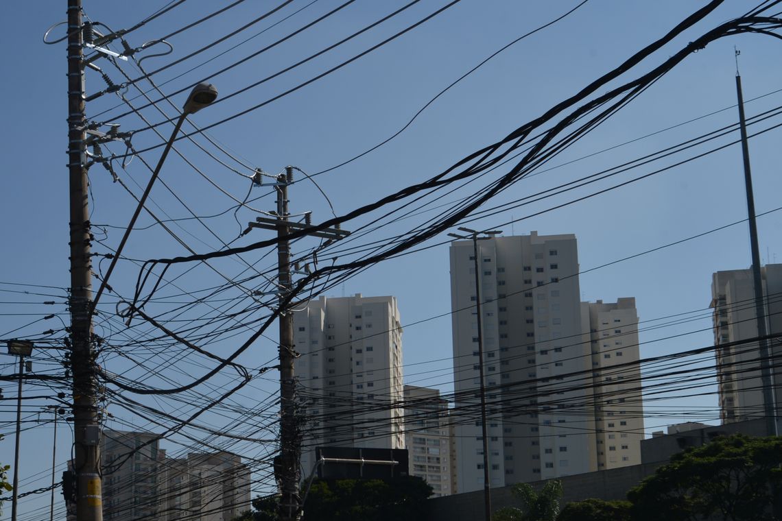 São Paulo - As agências Anatel e Aneel notificaram as operadoras Claro, Oi, TIM e Vivo para regularizarem suas instalações em postes de eletricidade da AES Eletropaulo