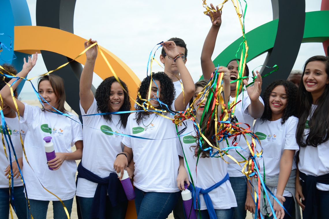 Tomaz Silva/Agência Brasil Rio de Janeiro - Estudantes, professores do Projeto Transforma e autoridades participam da inauguração da escultura dos aros olímpicos em Copacabana (Tomaz Silva/Agência Brasil)