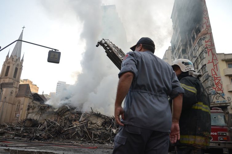 Prédio de 26 andares em chamas desaba no centro de São Paulo