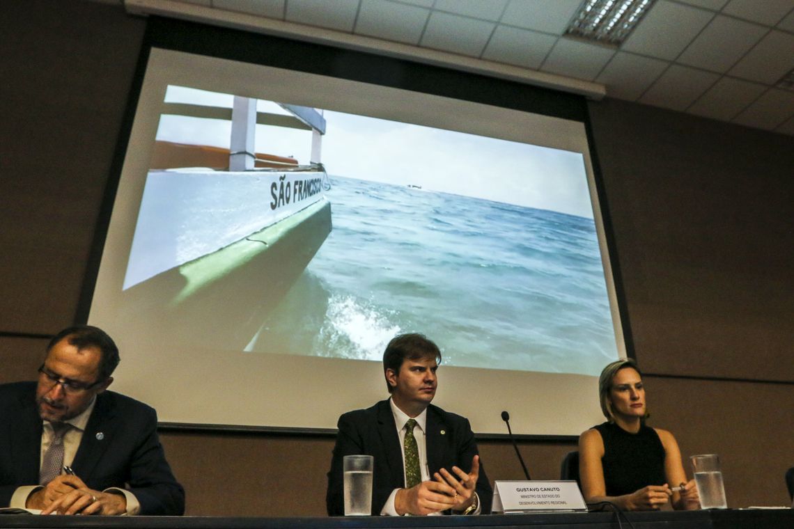 Valter Campanato/Agência Brasil O representante da FAO, Rafael Zavala, o ministro do Desenvolvimento Regional, Gustavo Canuto, e a presidente da ANA, Christianne Dias, no Encontro Nacional de Gestão de Recursos Hídricos e Revitalização de Bacias Hidrográficas.