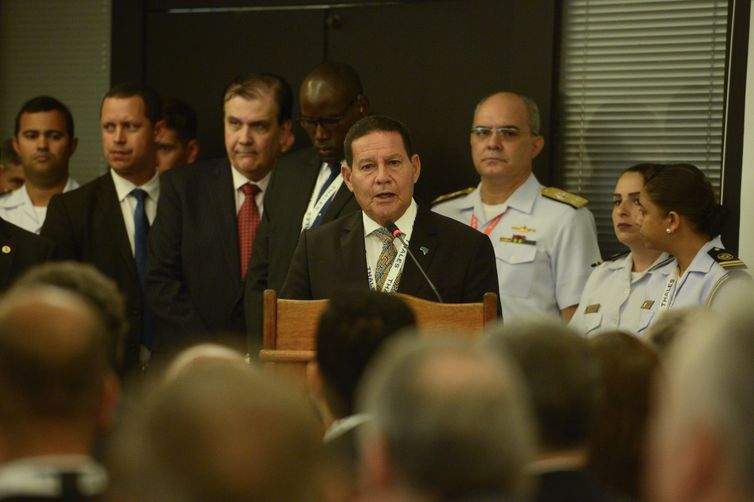 Presidente da República em Exercício, Hamiltom Mourão, participa da 
cerimônia de abertura da 12º Edição da LAAD, Feira de segurança e defesa, no  Rio de Janeiro. 