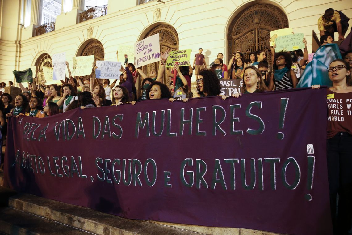 Fernando Frazão/Agência Brasil Mulheres fazem marcha pela legalização do aborto, com lenços verdes em referência à campanha que derrubou a criminalização na Argentina.