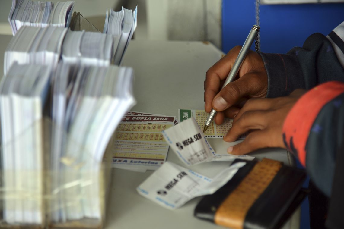 Brasília - Movimentação nas lotéricas às vésperas do sorteio da Mega-Sena da Virada (Wilson Dias/Agência Brasil)