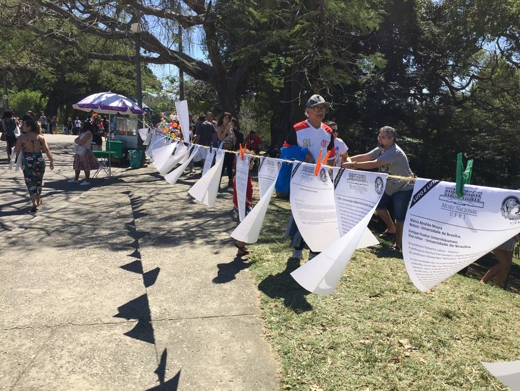 Quinta da Boa Vista recebe turistas e manifestação pelo Museu Nacional no Rio de Janeiro.